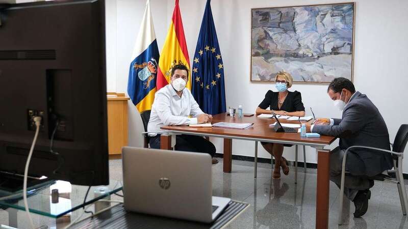 Ramos (i) participó desde Gran Canaria junto a la consejera Elena Máñez (c) y al viceconsejero Gustavo Santana (Foto TA)